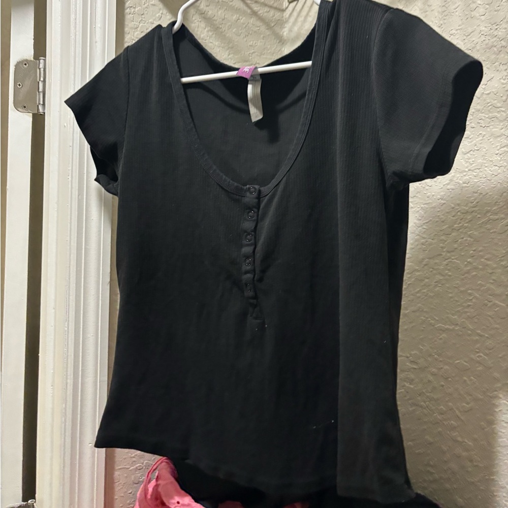 black t shirt